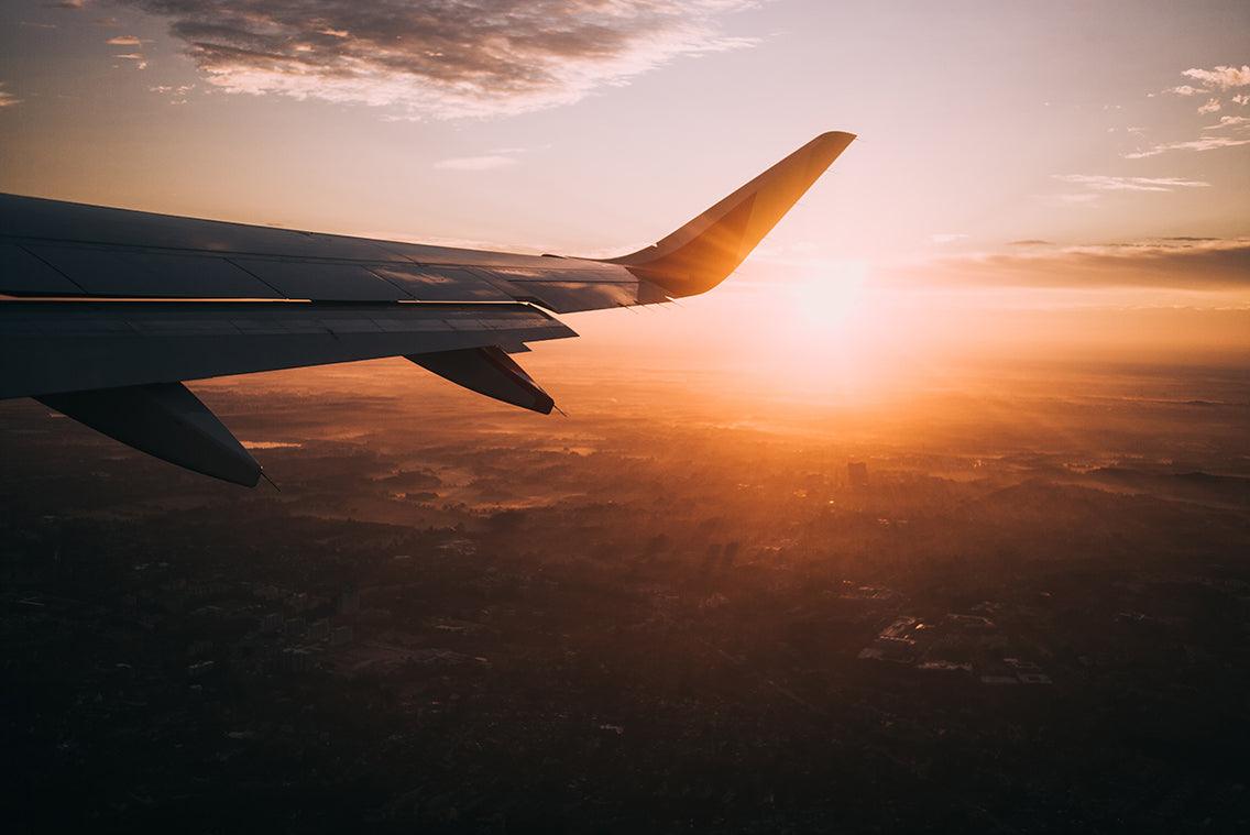 Ala di aereo in volo su tramonto