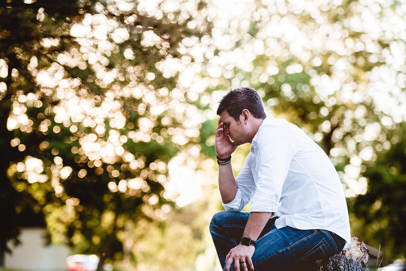 Una persona con la mano nella testa soffre di stress