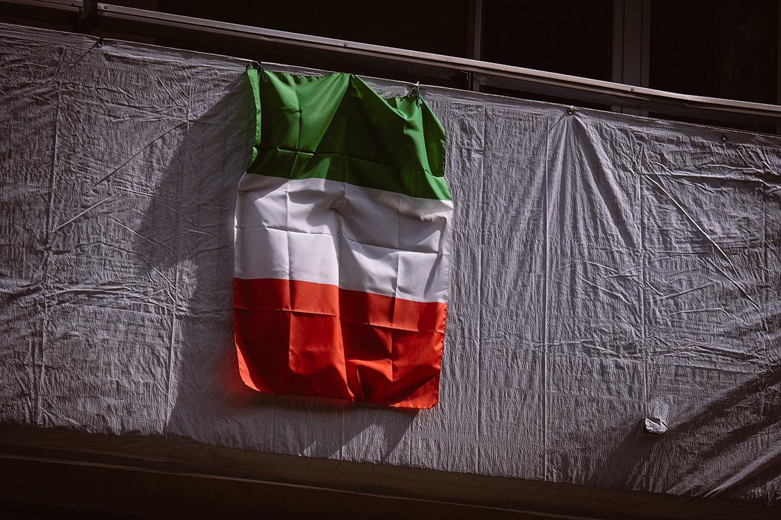 bandiera italiana sul balcone